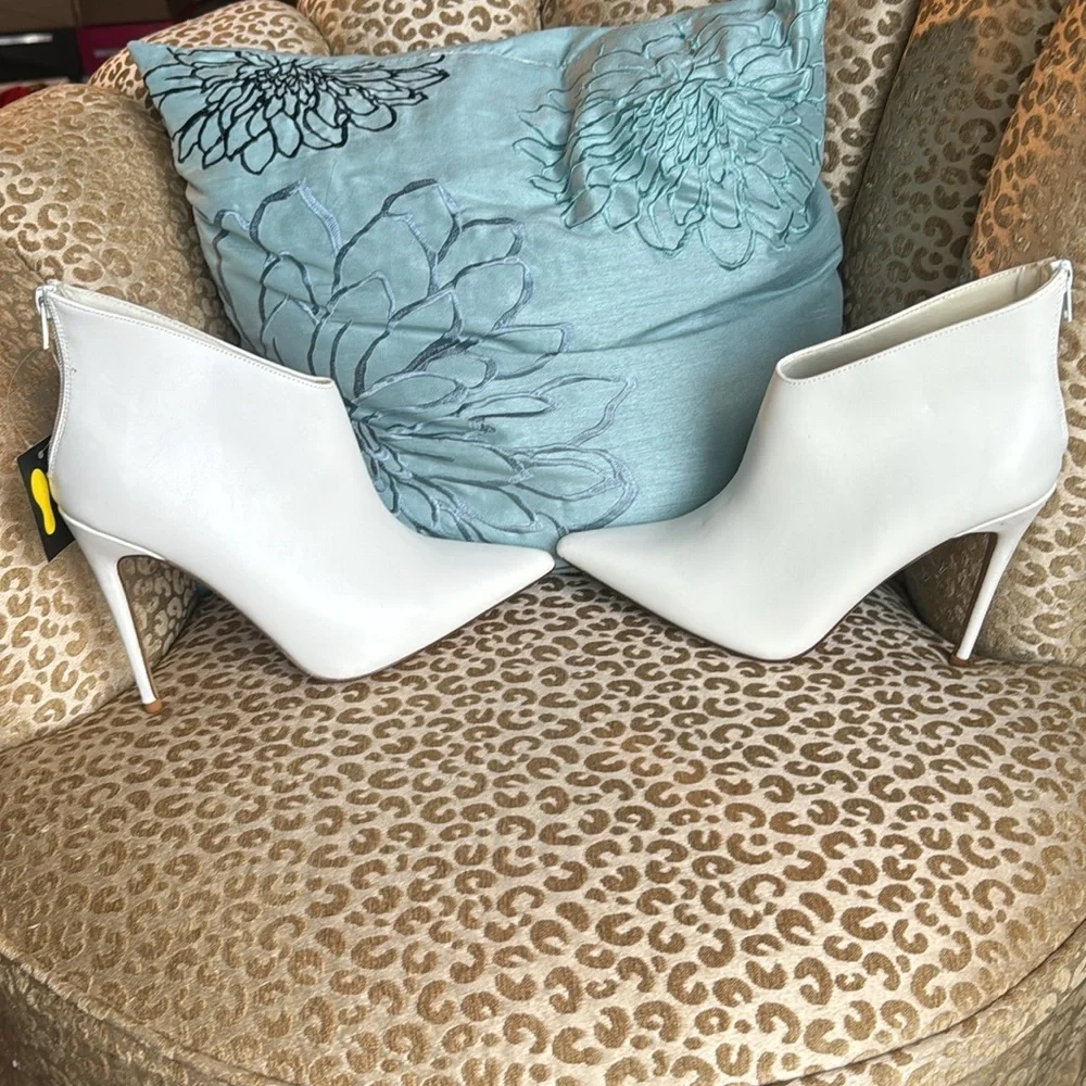 NWT Jacobies white faux leather stiletto ankle booties with back zip - Picture 3 of 11